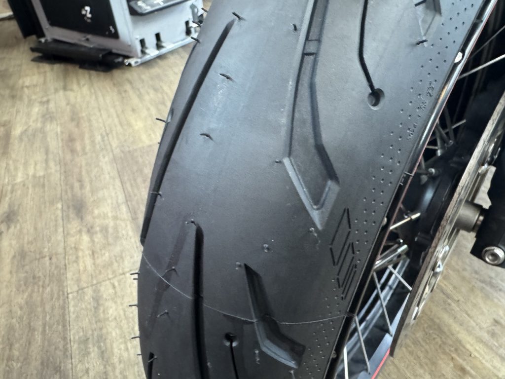 2025年新商品】HONDA X-ADV750 MICHELIN POWER SHIFTにタイヤ交換