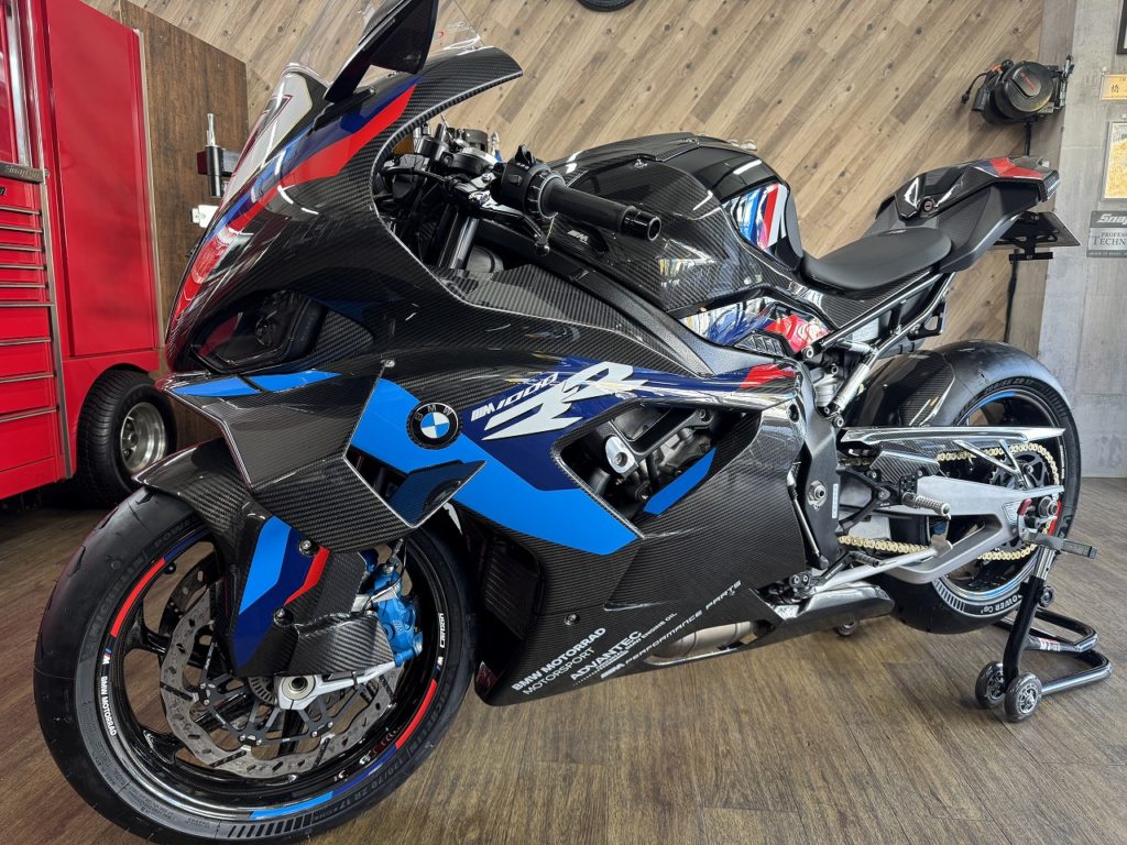BMW M1000RR(カーボンホイール) MICHELIN POWER CUP2にタイヤ交換